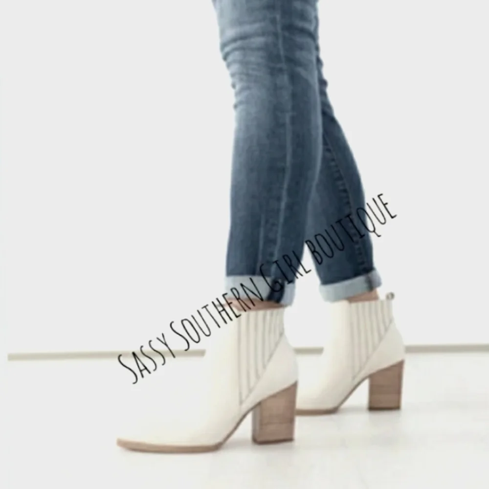 🆕⭐ Boho white heeled booties